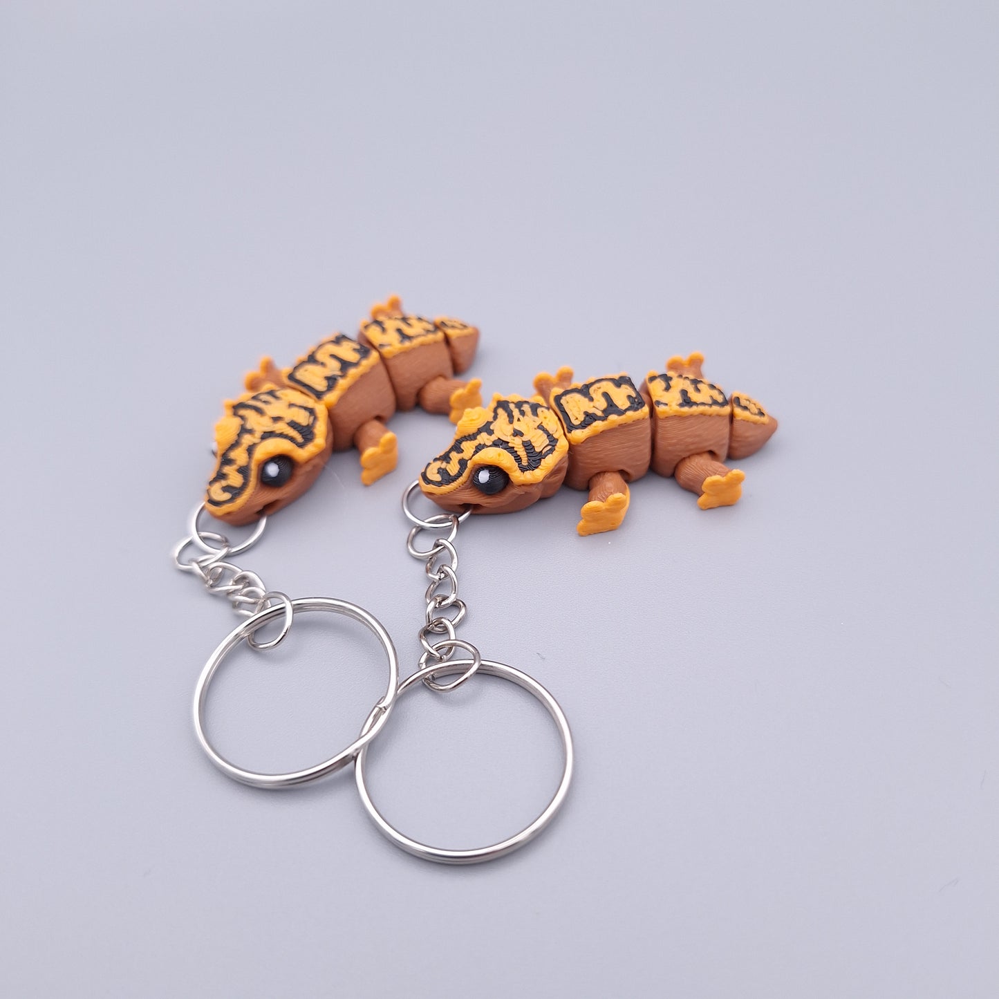 Mini gecko fidget keychains with short tails