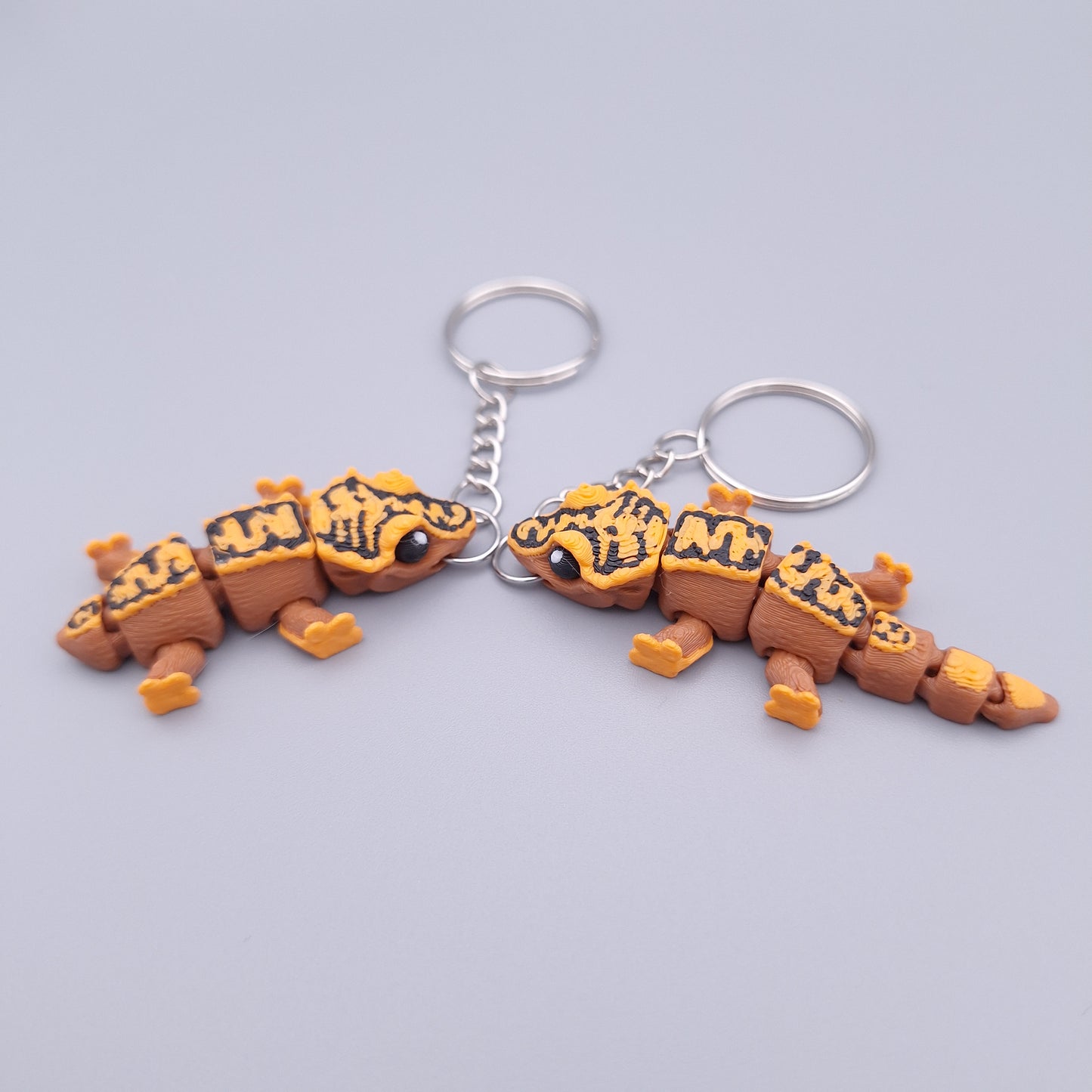 Mini gecko fidget keychains with short and long tails