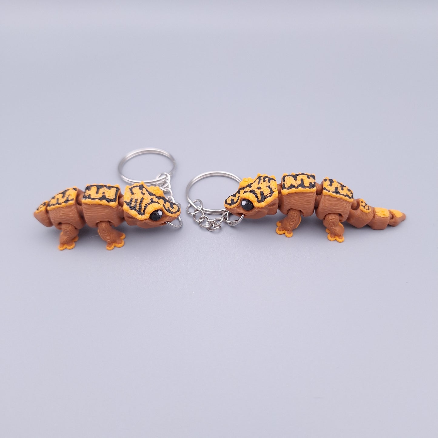 Mini gecko fidget keychains with short and long tails