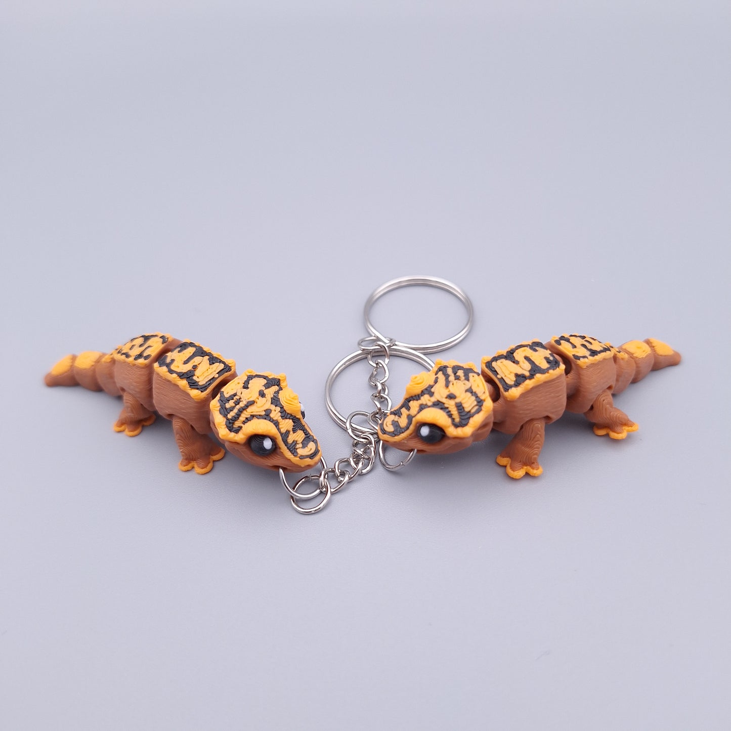 Mini gecko fidget keychain with long tail